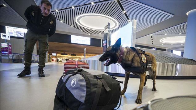 Kaak parann bulunduu antay ve valizi tespit eden Janti, hibir ekilde oradan ayrlmyor. darecisinin szl ynlendirmesi dahi olsa kaak paray bulduu blgeyi asla terk etmeyen Janti, dl alana kadar paray tespit ettii valizin banda bekliyor.   