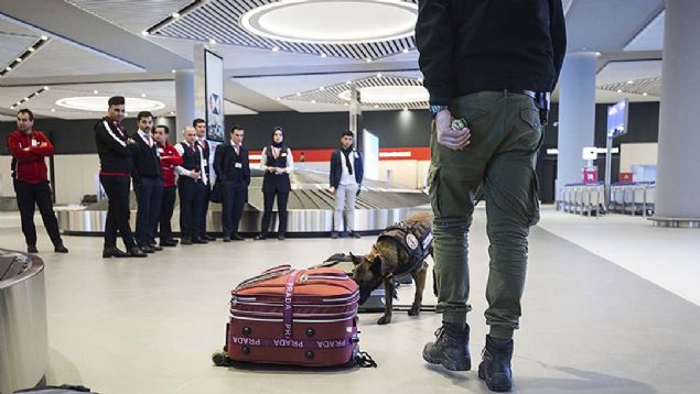 Bu almalar srasnda yurda kaak yollarla sokulmak istenen veya yurt dna kartlmak istenen 47 milyon lira deerinde para ele geirildi.   