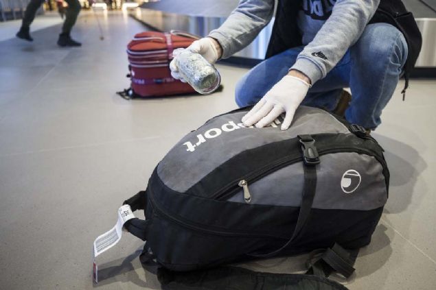 Ykl miktarlardaki paray yakalamak iin kullanlyor  <br><br>  Genellikle uyuturucu, ttn mamulleri, ay ve patlayc madde kaaklnda kullanlan dedektr kpekler, artk yurt dna kaak yollarla kartlmak veya yurda sokulmak isteyen ykl miktarlardaki paray yakalamak iin de kullanlyor.   