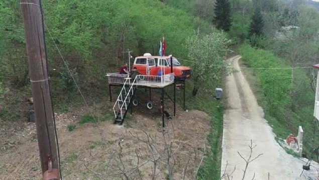 Dolaysyla minibsten ocuklara oda yaptm. Projesi hemen hemen bize ait. Minibsn iinde antika eyalar var, ark kesi var. Oturma yerleri var, yatma yeri var. Minibsn hemen nnde de balkonu var. 