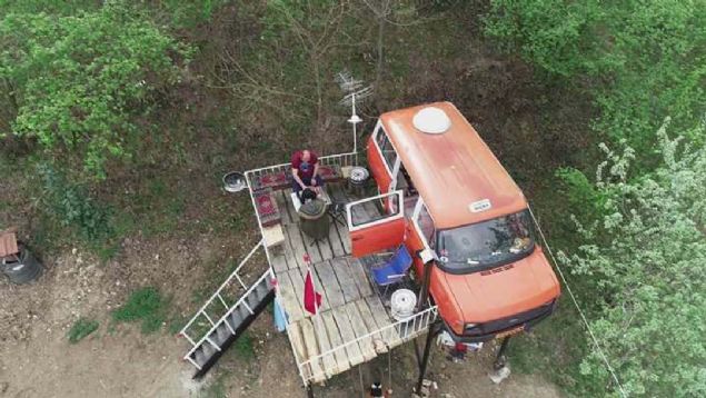oluk ocuunu alp burada oturabilirler. Burasn herhangi bir ticari ama dnmyoruz. Yamurlu havalarda komularn ocuklar bizim ocuklarmz olsun ierisine girerek oturuyorlar. 