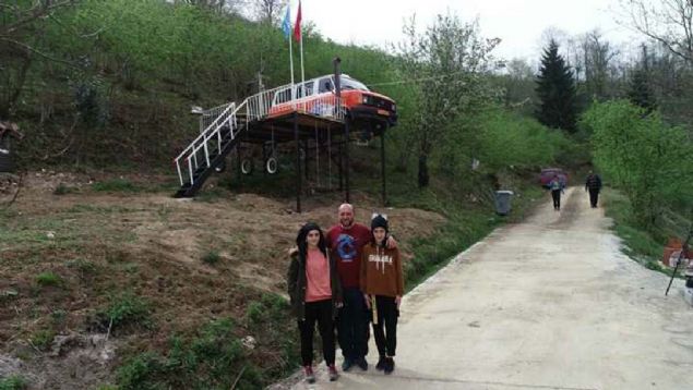 nsanlar byle eyleri grmeye pek alk deil grdklerinde pek holarna gidiyor. Minibsle resim ektirip selfie yapyorlar. 