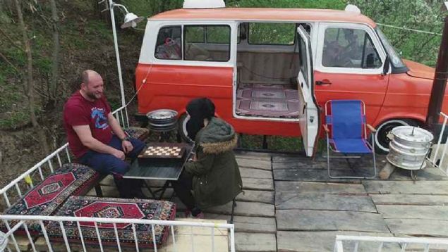 4 ayda kzlarnn aa ev isteini minibsten ev yaparak gerekletirdiini dile getiren Turan, 'Kzlarma aatan oda yapacaktm. Bir arkadam minibsn hurdaya vereceini duydum. Ben de hurda minibs alp tamir ederek bu hale getirdim. 