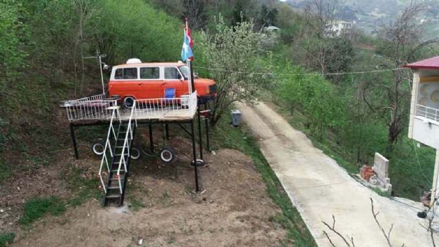 Lise rencisi kzlarnn isteini gerekletirmek iin harekete geen Turan, yakn bir arkadann sahibi olduu 1985 model minibs hurdaya vereceini duyunca kzlarnn istei aklna geldi. 