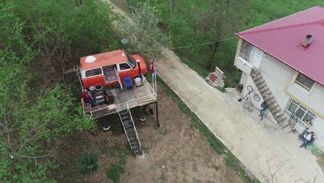 Bize burada yer yapt. Arabann ii evden daha rahat. Babam ierisine antika eyalar yerletirdi dolaysyla ok daha gzel oldu. Okuldaki arkadalarm burada arlamay dnyorum' ifadelerini kulland. 