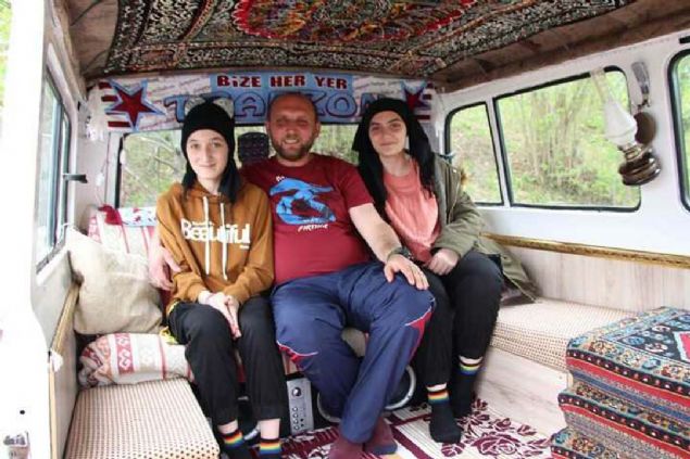 Minibsn ierisini antika eyalarla donatan Turan, buraya balkon yapt, balkonun altna da kzlar iin salncak kurdu. 