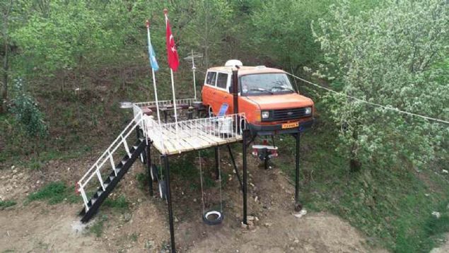 Bir arkada arabasn hurdacya vereceini duymu. Daha sonra o arabay alarak tamir edip buraya yerletirdi. 