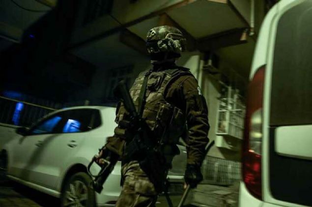 Kathane il Sokakta bir adrese giren narkotik polisi, eve girdiinde phelinin ekyatta yattn grd. Basknda neye uradn aran smail O., narkotik polisi tarafndan yere yatrlarak kelepelendi. Ardndan evde didik didik arama yapld.   