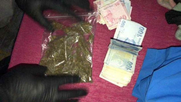 stanbul genelinde tek seferde yaplm en byk apl torbac operasyonu olma zeliini tayan almada, zehir tacirlerine gz atrlmad.   