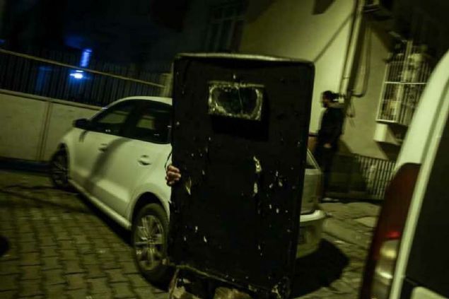 73 yandaki Ahmet B.ye maddelere soran polis, iiciyim szn diye duyunca oke oldu. Aramalarn ardndan ahs, salk ve polis ekiplerinin nezaretinde gzaltna alnd.   