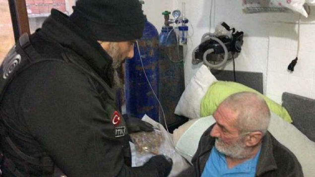 KOAH hastasnn yastnn altndan ot esrar kt   <br><br>  te yandan Seyrantepede bir eve de baskn yapan polis, bir odada oksijen tpne bal KOAH hastas olduunu grd. Byk bir hassasiyetle odada arama yapan polis, hasta adamn yastnn altnda ok miktarda ot esrar ele geirdi.   