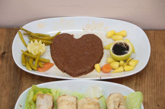 Gltekin, diyet yapanlar iin 'Gelin bohas', iftler iin kalpli menlerinin de bulunduunu da szlerine ekledi.   