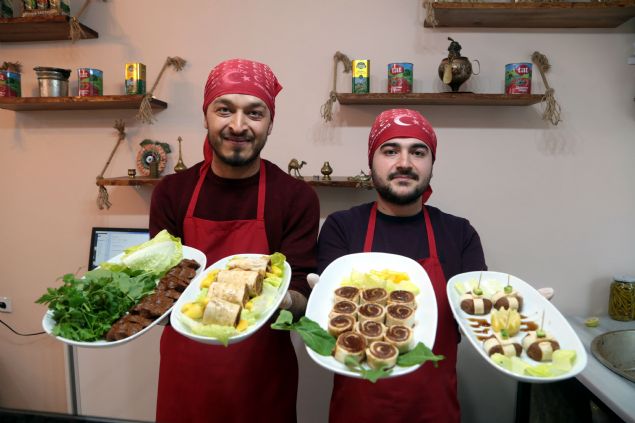 Giriimci Salih Gltekin,yapt aklamada, yaklak 15 yldr i kfteyle uratklarn syledi. Kahramanmara'ta i kfte alannda bir eksiklik grp bu ite uramaya karar verdiklerini dile getiren Gltekin, 'i kftede farkl versiyonlarla vatandalarmza gzel lezzetler sunmak iin buradayz.  