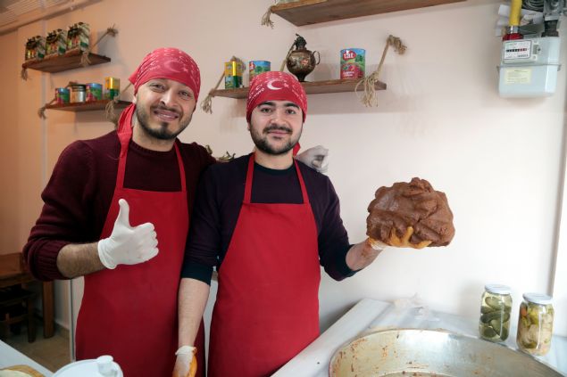 Adyamanl gen giriimciler Salih Gltekin ve Uur Yaar, Kahramanmara'n merkez Dulkadirolu ilesi smet Paa Mahallesi'nde, i kfteyi standardn dna kartp mterilerine sunduklar menleriyle dikkati ekiyor.   