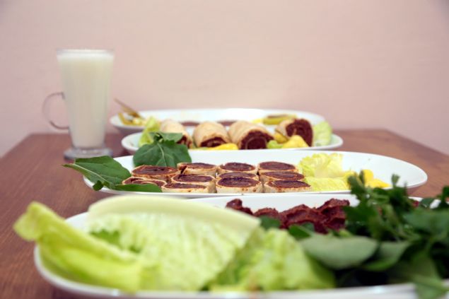 Balktan yaplan sui yemediini ancak i kfte suisini beenerek tattn anlatan Cokun, farkl menleriyle mterilerin ilgisini eken i yerine srekli i kfte yemeye geldiini ifade etti.  