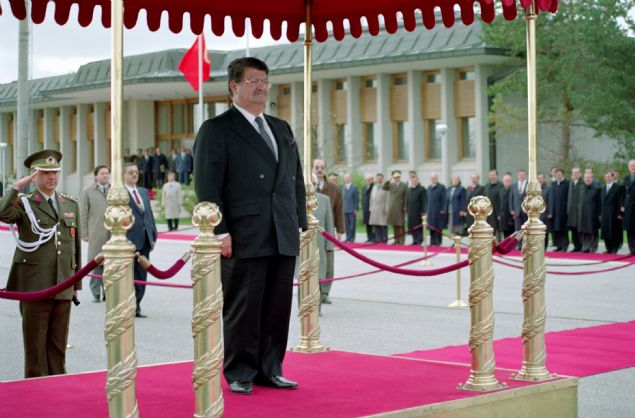  lk olarak ekonomiye ynelik admlar atan zal, bu alandaki snrlamalar kaldrmaya odakland.  