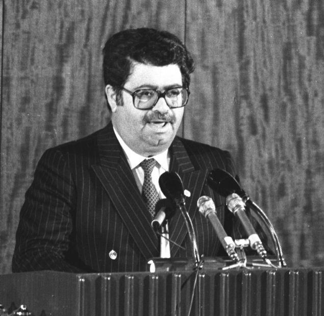 Trkiye ekonomisini liberalletirmeyi hedefleyen ve '24 Ocak Kararlar' olarak bilinen geni apl programn hazrlanmasnda nemli rol oynayan zal, o dnemde gsterdii etkinlik nedeniyle 'sandalyesiz bakan' sfatn ald.  