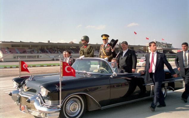 Turgut zal, 9 Kasm 1989'da balad bu grevde, ekonomik alanda att nemli admlarn yan sra dnemin byk sorunlar arasnda yer alan terrle mcadele konusunda da farkl bir strateji izledi.  