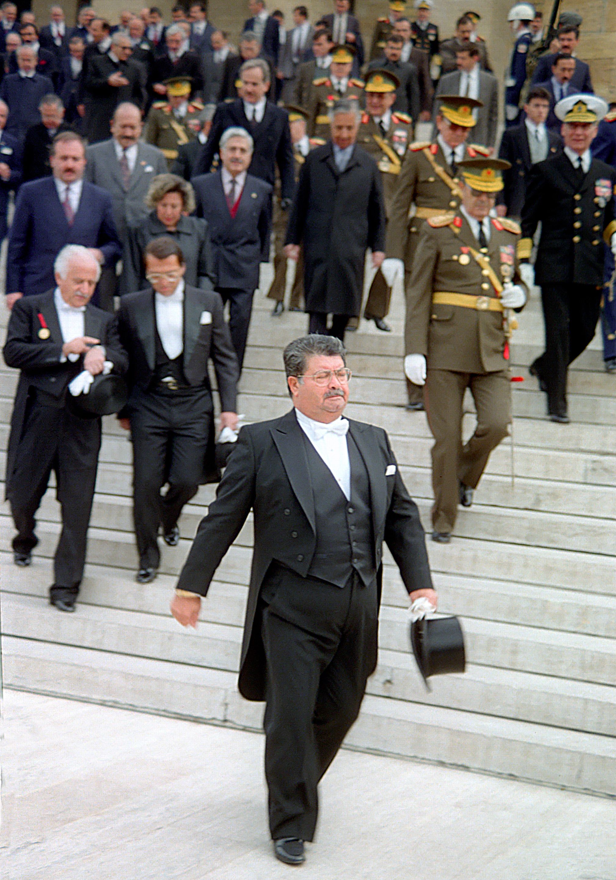  lk kez sivil inisiyatifi devreye sokan zal, sorunun zm iin pek ok grme gerekletirdi ve rapor hazrlatt. ankaya Kk'nde 12 Mart 1991'de Celal Talabani ile gren zal, terr olaylarnn ve 'Krt sorununun' zm iin aba harcad. Grmeden ksa sre sonra 26 Mart 1991'de Der Spiegel dergisine bir aklama yapan Talabani, zal'n 'Krtlere zerklik vereceini' sylediini iddia etti. Turgut zal, 1992'nin Mart aynda DEP milletvekilleri Ahmet Trk, Srr Sakk ve Orhan Doan' Kk'te kabul ederek, onlarla da bir grme gerekletirdi. Srr Sakk, grmenin ardndan zal'n kendilerine 'Genel af karp, sorunu kknden zeceini' belirttiini aklad. 