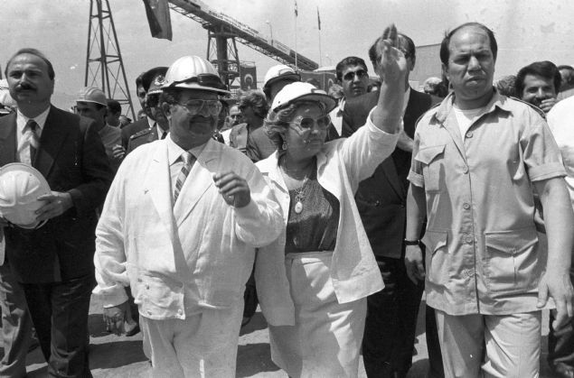 stanbul Teknik niversitesi Elektrik Mhendislii blmn 1950'de tamamlayan zal, Elektrik leri Etd daresinde almaya balad.   