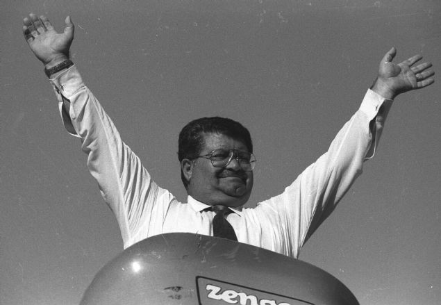 EKONOMK VE SOSYAL GELME KATKI  <br><br>  zal, dneminin sorunlarna farkl bak alaryla yaklaarak Trkiye'nin ekonomik ve sosyal geliimine nemli katklar salad. Gneydou Anadolu Blgesi'nin su ve toprak kaynaklarnn gelitirilmesini amalayan 'Gneydou Anadolu Projesi (GAP)', 1989'da hazrlanan 'Master Plan' ile tarm, sanayi, ulatrma, eitim, salk, krsal ve kentsel alt yap yatrmlarn da iine alan bir blgesel kalknma projesine dnt. zal'n ayr bir nem verdii bu proje ile blge halknn gelir dzeyinin artrlmas, yaam artlarnn iyiletirilmesi ve blgesel gelimilik farklarnn giderilmesi amaland. 