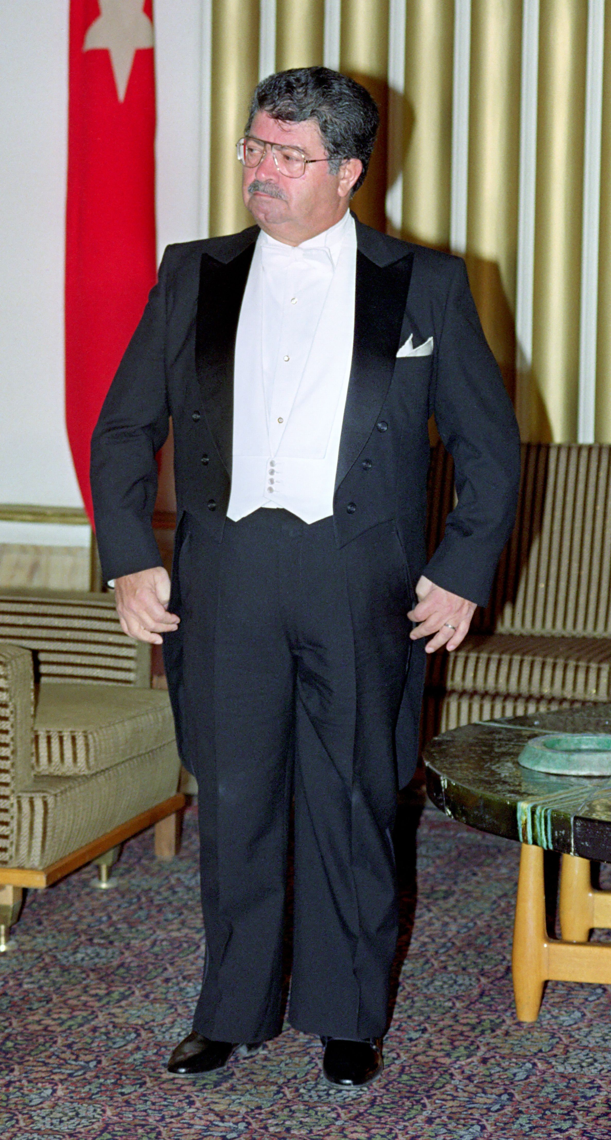 'SANDALYESZ BAKAN' DENYORDU  <br><br>  Sonrasnda siyasete atlan zal, ilk adm 1977 genel seimlerinde Milli Selamet Partisinden zmir Milletvekili aday olarak att. zal, bu denemesinde milletvekili seilemedi. Turgut zal, 1979 sonlarna doru Babakanlk Mstear olarak atand.  