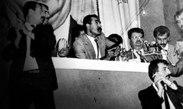 SLAHLI SALDIRIYA URADI  <br><br>  Bu dnemde yapt reformlarla adndan sz ettiren zal'n 1988'de urad silahl saldr Trkiye'nin gndemi oldu. Anavatan Partisinin 18 Haziran'da Ankara Atatrk Spor Salonu'nda dzenlenen 2. Olaan Kongresi'nde yapt konuma srasnda silahl saldrya urayan zal, sa elinden yaraland.   