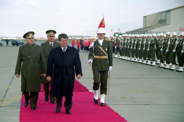 zal, 12 Eyll 1980 askeri mdahalesinden sonra kurulan hkmete Ekonomik lerden Sorumlu Babakan Yardmcs olarak atand. zal, bu tercihi, 'Gelen ynetim 24 Ocak Kararlar ile baladmz ie devam etmemi istedi. Zannediyorum bugn Trkiye'de varlan noktann ana sebeplerinden biri bu kararn verilmi olmasdr.' szleriyle deerlendirdi. Trkiye'ye kredi imkannn ve ihracatta baarnn saland bu dnemde zal, izlenen para politikas konusunda hkmetle anlamazla derek Babakan Yardmcl grevinden 1982'de istifa etti.  