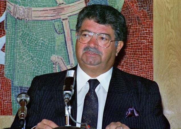 ABD'de, 'mhendislik ekonomisi' alannda uzmanlk eitimi gren zal, Trkiye'ye dndkten sonra Elektrik leri Etd daresi Genel Mdr Yardmcl grevini stlendi.  