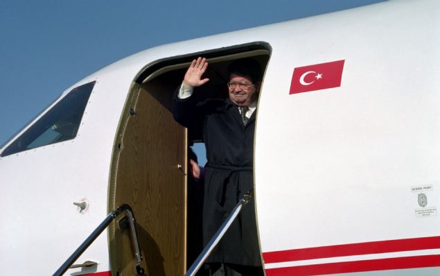  'KESN LM NEDEN TESPT EDLEMED'  <br><br>  Cumhurbakanl Szcs Kaya Toperi ve Bayaveri Kurmay Albay Arslan Gner'e 10 sayfalk bir Krt raporu hazrlatan zal, ANAP Milletvekili Adnan Kahveci'yi bu konuda yeni bir rapor hazrlamak zere grevlendirdi.  