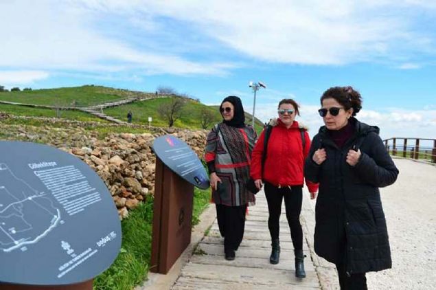 Kentteki turist yo�unlu�unun artarak devam etti�ine dikkati �eken T�rkmen, '�u anda gelmek i�in bizi arayan �ok say�da yerli ve yabanc� turist var. Kesinlikle �nce kalma plan� yap�lmas� gerekiyor' dedi. 