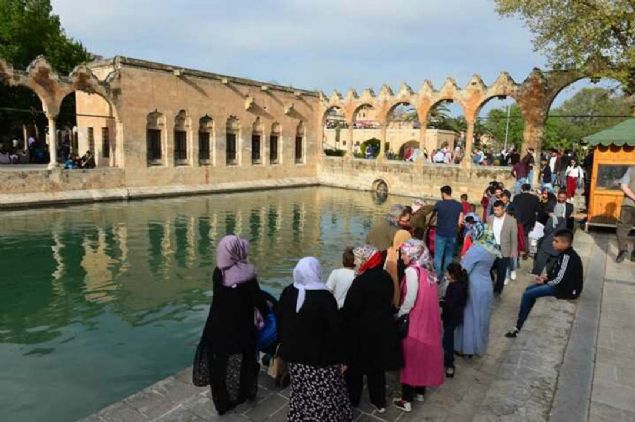 Otellerde doluluk oran�n�n y�zde 100 oldu�u kente rezervasyonsuz gelen yerli ve yabanc� ziyaret�iler, konaklama s�k�nt�s�yla kar��la��yor. 