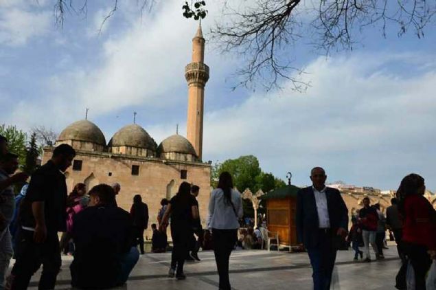 TELEFONLAR SUSMUYOR  <br><br>  �anl�urfa Ticaret ve Sanayi Odas� Turizm Meslek Komitesi Ba�kan� Kamil T�rkmen ise kentteki otellerin doluluk oran�n�n y�zde 100'e ula�t���n� s�yledi. 