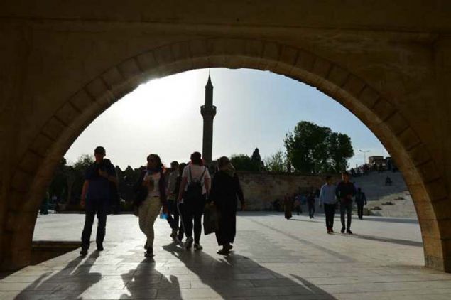 'Kentte ziyaret�ilerin yer bulmak i�in 1-2 ay �ncesinden rezervasyon yapt�rmas� gerekiyor. Turizmde en �nemli olan otel. Onu ayarlad�ktan sonra ula��m da rehber de g�zergah da �ok daha kolay ayarlanabiliyor... 