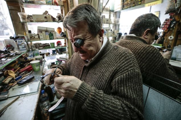 Soyad� kanunu ile 'Ayar' soyad�n� ald�klar�n� bildiren Ayar, �unlar� anlatt�:  <br><br>  'Saat ustas� rahmetli dedem Kurra Haf�z'd�. Arslanhane ve A�a�o�lu camilerinde fahri imaml�k yapard�. Babam da �ok b�y�k ustayd�. Saatin bir pand�l�n�, yani spirallerini sonuna kadar a�ar, sarard�. �ok b�y�k bir ustal�k var orada. Ben ayn� �eyi yapam�yorum. Eski saatlerin 4-5 devri bozuk olursa pand�llerini, 4-5 devrini sarabiliyorum ama babam gibi saatin boncu�una kadar a��p tekrar spirallerini saram�yorum. O bir yetenek meselesi.' 