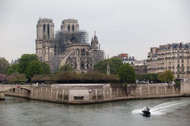 te yangnn ardndan 'Notre Dame Katedrali' ve  evresinden kareler... 