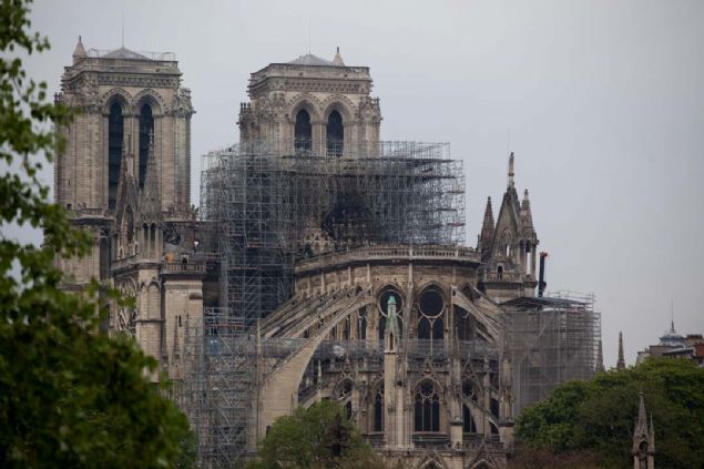 Fransa Cumhurbakan Emmanuel Macron, ylda on milyonlarca ibadet ve turisti arlayan 13. yzyldan kalma binay yeniden ina etmeye yemin etti... 