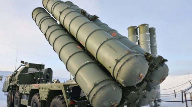 'Trkiye'ye S-400 sevkiyatnn ok gl kiisel bir tarafnn da olduunu anlamamz gerekiyor. Zira ABD, (Trkiye Cumhurbakan Recep Tayyip) Erdoann hassas noktasna (Trkiyenin savunma politikasndaki bamszlndan bahsediliyor) bast, bu nedenle S-400 sevkiyatnda znellik faktrnn de nemli bir rol olacak.'    