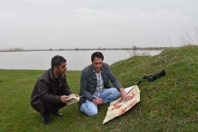 'Y�l�n �e�itli d�nemlerinde sabah erken saatlerde sulak alan �evrelerine gidip ku�lar�n hareketlerini inceliyoruz, g�r�nt�lerini kay�t alt�na al�p konaklama ve kulu�ka yapan ku� t�rlerini tespit ediyoruz. �limizin bir ka� b�lgesine ku� g�zlem noktas� yap�lmas�n� istiyoruz.' ifadesini kulland�. 