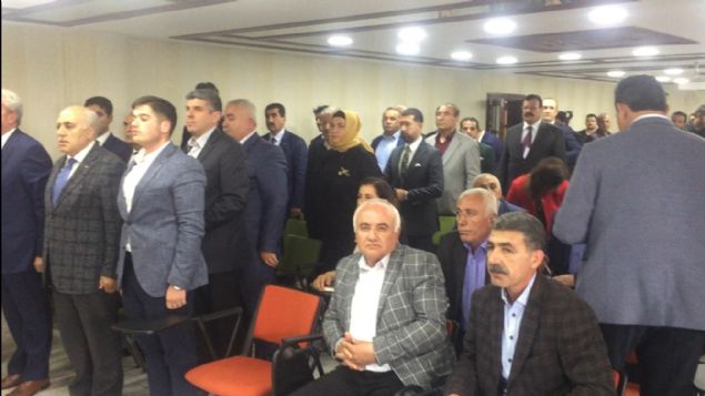 BAZI HDP'LLER MARA ELK ETMED    Bir sre devam eden tartmann ardndan stiklal Mar okunurken baz HDP'li meclis yelerinin nce ayaa kalkmad grld. Daha sonra ayaa kalkan HDP'lilerden de bazlarnn mara elik etmedii gzlendi.    stiklal Mar'nn okunmasnn ardndan Trk'n, 'Bu iki msrann dnda gerisini okuyabilir misiniz? 'Ben ezelden beridir hr yaadm, hr yaarm'' ifadesi zerine AK Parti'li Meclis yeleri marn devamn okumaya devam etti.    Trk, 'Tamamdr' diyerek, toplantda dier gndem maddelerinin grlmesine geilmesini istedi. 