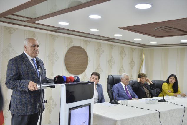 Yeilli Belediye Bakan Demir de stiklal Mar'n grup olarak okuyacaklarn syledi. HDP'li Meclis yeleri bunun bir neri olduunu ileri srerek, meclis onayna sunulmasn istedi.    AK Parti'li Artuklu Belediye Bakan Abdulkadir Tuta, 'Siz kabul etmeseniz bile biz kendi grubumuz adna yaparz. Ama geer, gemez, sayg duyarz.' dedi.    AK Parti'li Midyat Belediye Bakan Veysi ahin de bunun asla bir provokasyon olmadn, sayg duruu ve stiklal Marnn herkesin ortak deeri olduunu vurgulad. Bunu zerine HDP grubu toplantya ara verilmesi nerisinde bulunarak dar kmak istedi. Baz yelerin toplant salonundan kmamas zerine HDP grubu da salonda kald.     