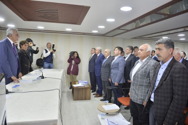 Belediye Meclis Toplant Salonu'nda gerekletirilen toplant Trk'n al konumasyla balad. Gndem maddelerinin grlmesine geildii srada AK Parti grubu adna sz alan AK Parti Yeilli Belediye Bakan Hayrettin Demir, stiklal Mar'nn okunmasn, sayg duruunda bulunulmasn istediklerini syledi. 