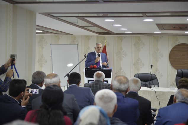 Gndem maddelerini grlmesini srdren Trk'e AK Parti'li meclis yeleri de ayn talebi yineledi.    'BELK UNUTUK'    Trk, bunun zerine, 'Bata syleseydiniz. Bunu ey yapmann, zora drmenin bir anlam var m? Belki unuttuk. Ama gerekten bu bir provokasyondur, baka bir ey deil. Daha nce byle bir uyar yapsaydnz belki aklma gelirdi. Sanki stiklal Mar'na karymz gibi getirmeye alyorsunuz, bu yanltr. Yoksa her zaman stiklal Mar'n okuruz. Ama bu ekilde davrann gerekten ho deil.' ifadelerini kulland.     