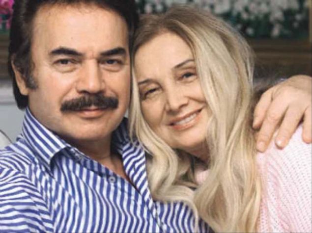 'Telefonlarnza ge dnyorum, ltfen kusura bakmayn sevgiler teekkrler gzel gnllerinizden pyorum.' 