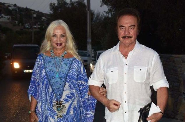 Anjiyo ilemi gerekletirilen 74 yandaki Gencebay'n tkanan iki damarna stent takld. 