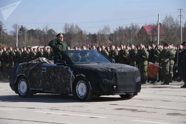 Rusya Kara Kuvvetleri Komutan Orgeneral Oleg Salyukov, Alabino'daki askeri geit treni provasna Rus yapm Aurus limuziniyle katld.   