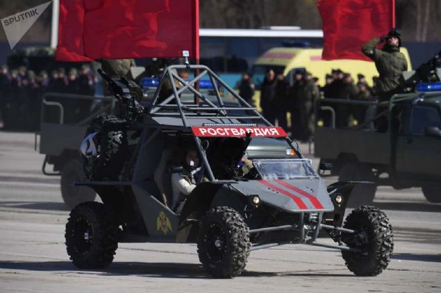 Moskova blgesindeki Alabino at poligonunda dzenlenen 9 Mays geit treni provasna katlan aborz M-3 taktik arazi arac.   