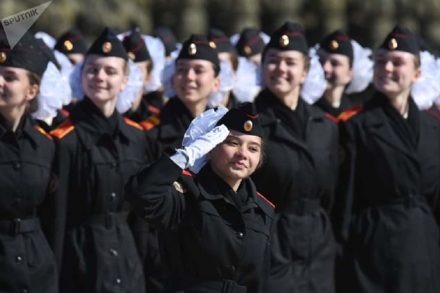 9 Mays askeri geit treni provasna katlan kara harp okullarnn kz rencileri.   