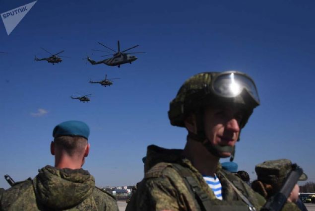 Rus Hava Kuvvetleri'nin 9 Mays provasnda yer alan Mi-26 ar nakliye helikopteri ve ok amal Mi-8 helikopterleri.   