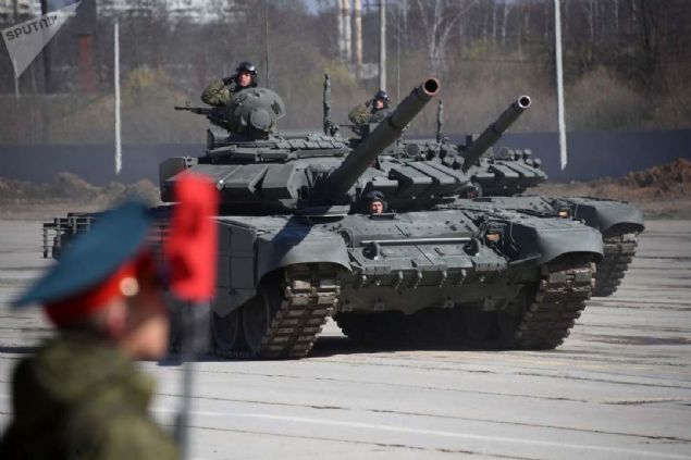 Alabino'daki askeri geit treni provasna katlan T-72B3 tank.   